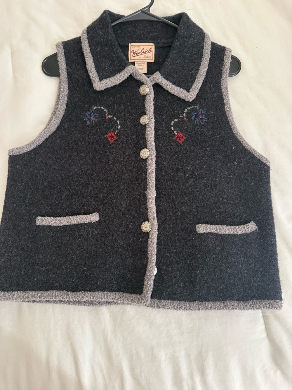 Vintage Woolrich Charcoal Sleeveless Vest with Light Gray Trim & Floral Embroide